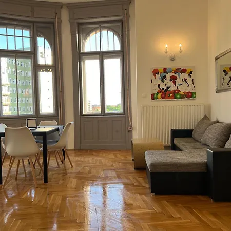 Apartament F14 *